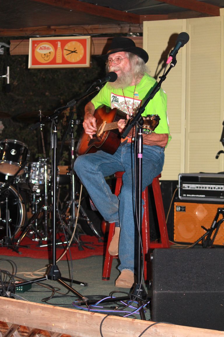 IMG_3952.JPG Cliff Niman full frame on stage performs.JPG