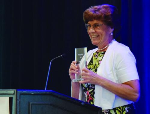 COLOR linda with award
